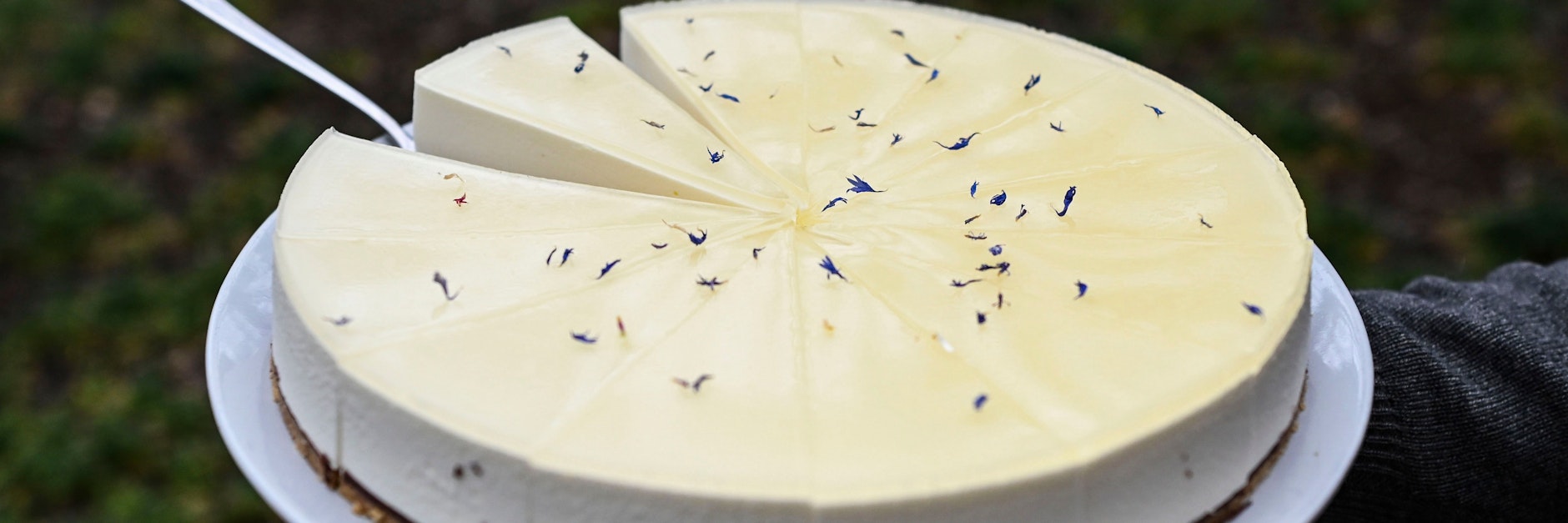 Klassiker unter Palmen: Die zitronige Torte mit Holunder ist bei den Gästen beliebt.