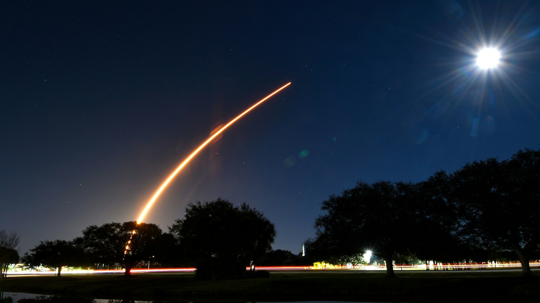Die Nasa beobachtet die Flugbahn der „Falcon 9“-Rakete genau (Symbolbild).