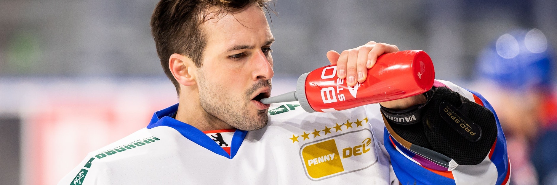 Nimmt den nächsten kräftigen Karriere-Schluck aus der Pulle wohl bei RB München: Eisbären-Torwart Mathias Niederberger.