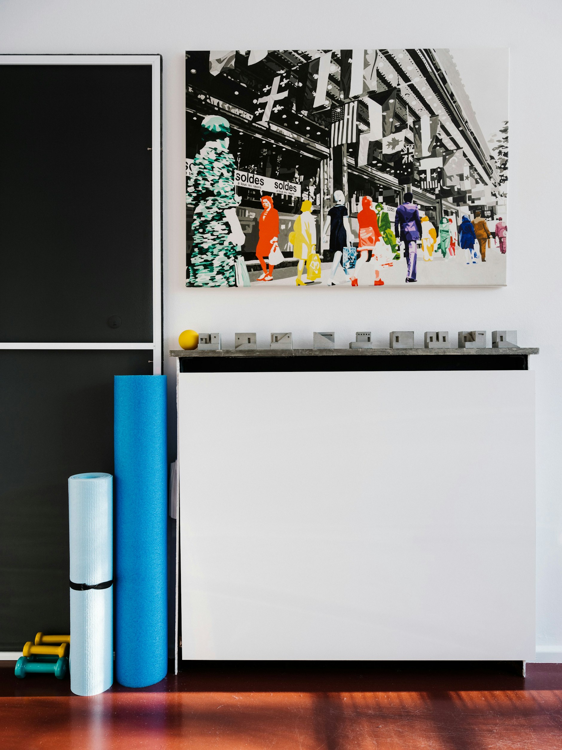 Süß: japanische Architektur-Miniaturen stehen auf der Heizung.