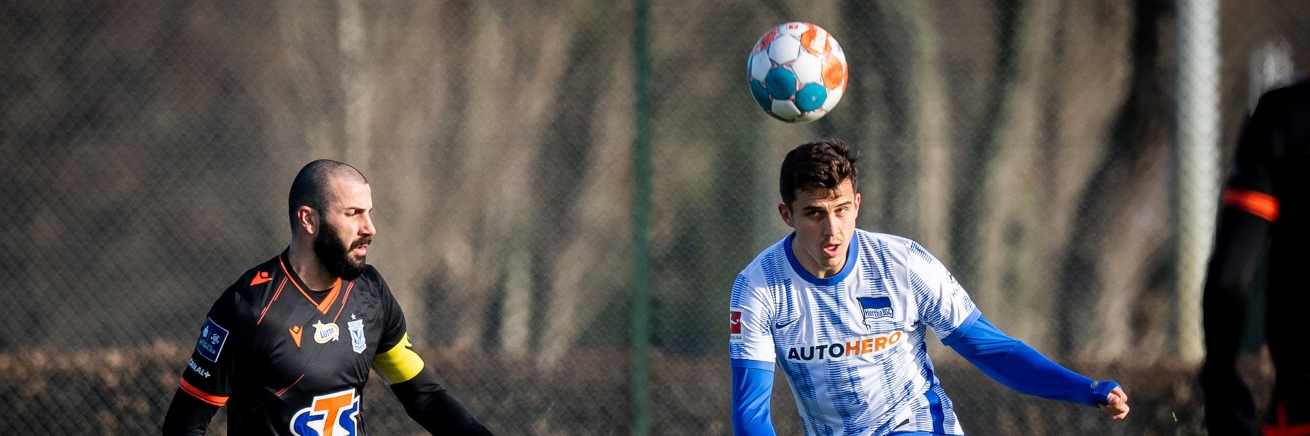 Marc Kempf (r.) mit Köpfchen bei seinem Debüt im Testspiel gegen Posen.