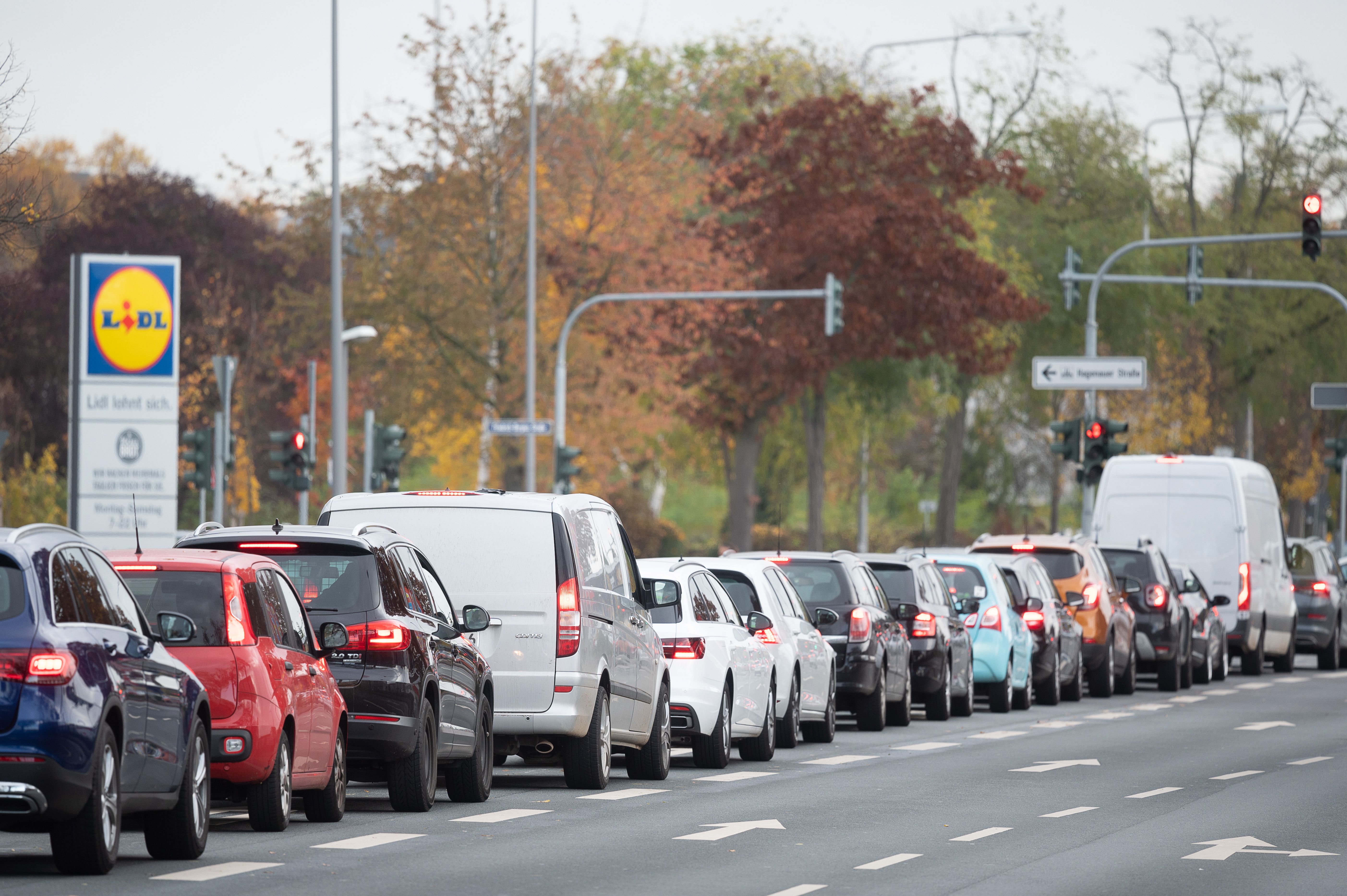 Image - Wut auf Ampel-Schleicher: Wann ist Anhupen erlaubt – und wann nicht? DAS sollten alle Autofahrer wissen!