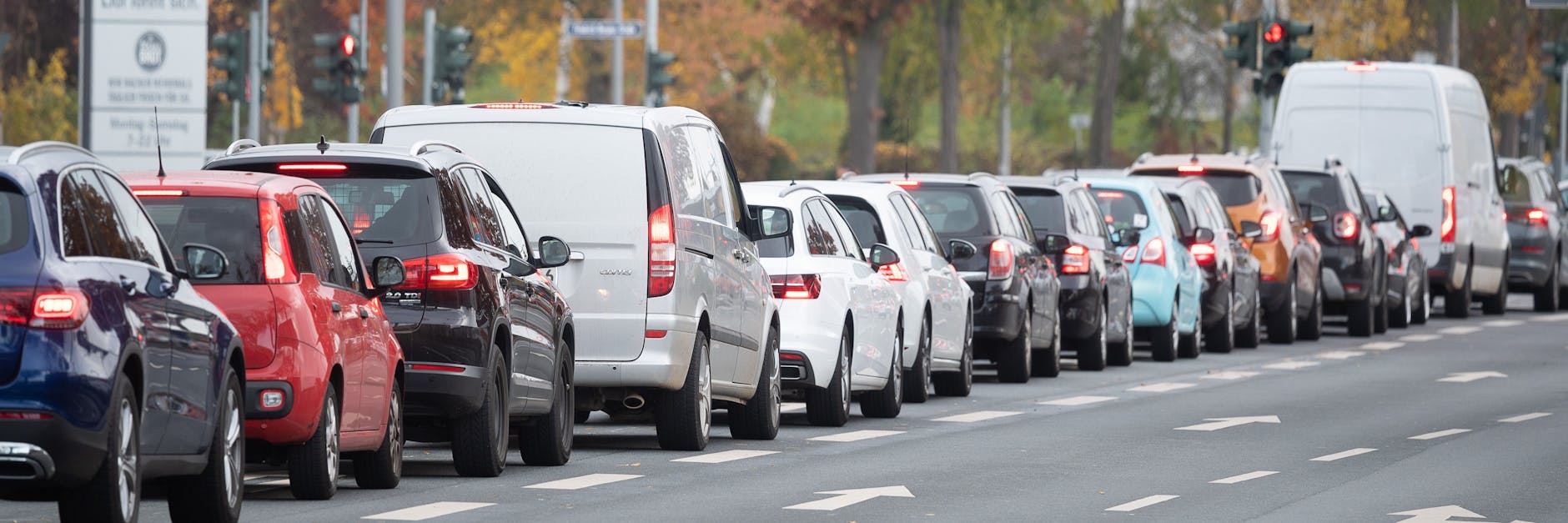 Darf man seinen Vordermann an der Ampel anhupen - und wann darf man als Autofahrer überhaupt hupen?