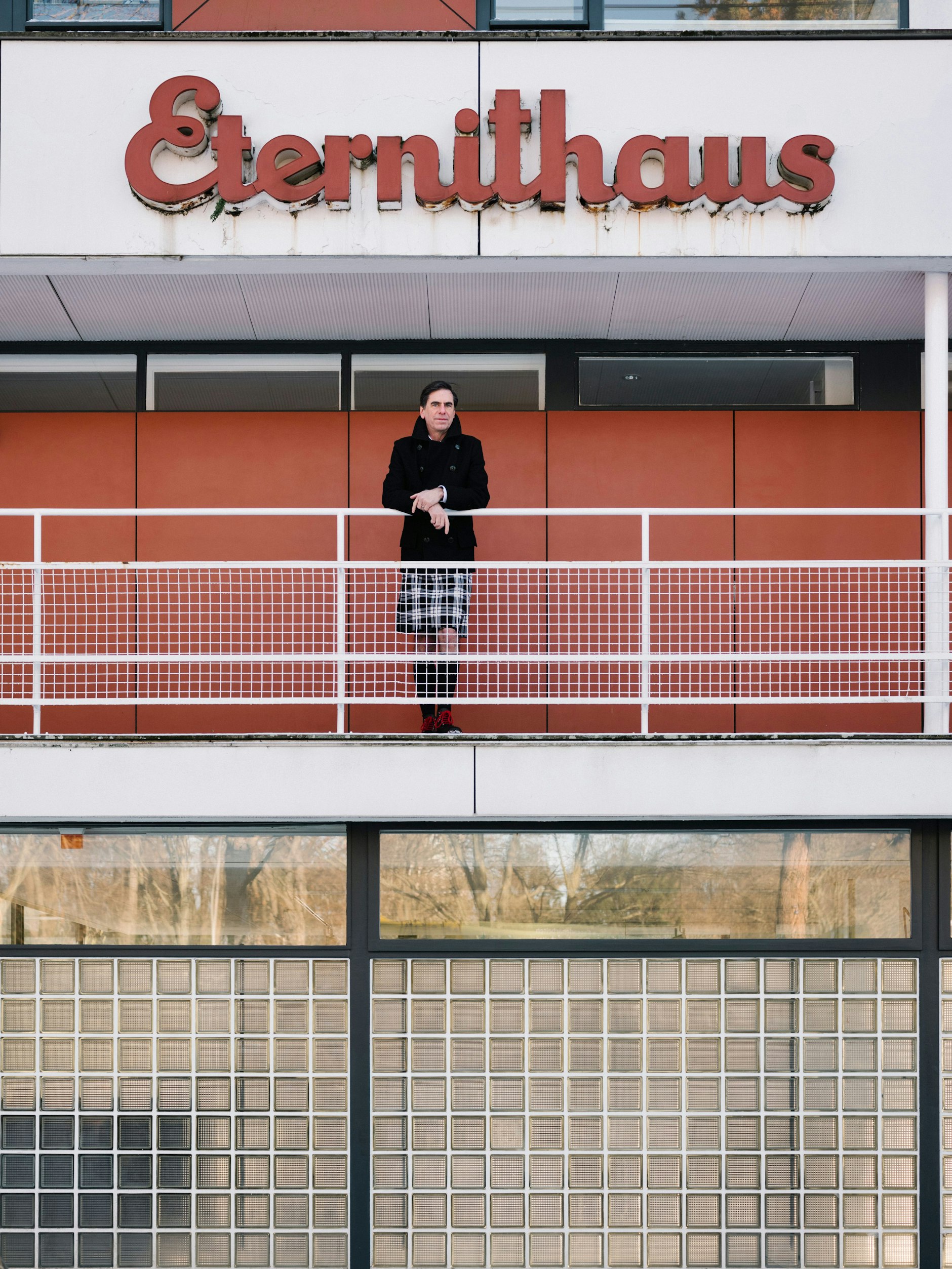 Stolz wie Oskar: Seit drei Jahren lebt de Schryver im Eternithaus.