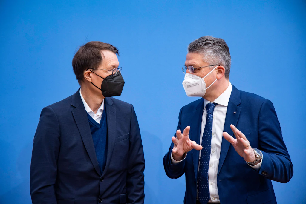Verkürzung des Genesenen-Status: Wusste Lauterbach nicht Bescheid?