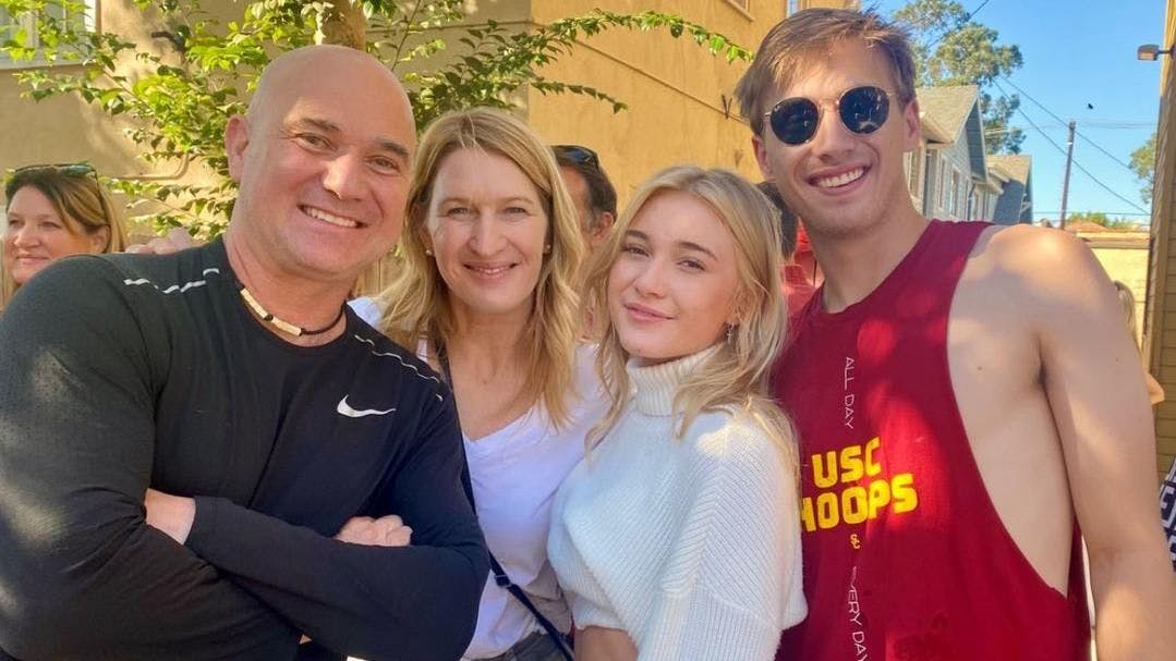 Jaden Agassi teilt diesen Familien-Schnappschuss auf Instagram: Andre Agassi, Steffi Graf und Kinder Jaden Gil Agassi und Jaz Elle