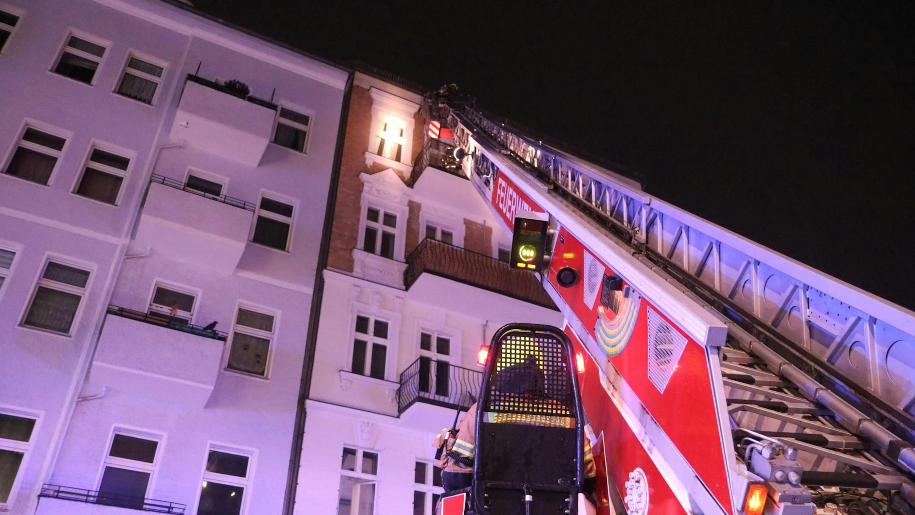Ein Anwohner musste mit der Feuerwehrleiter aus dem Haus gerettet werden. 