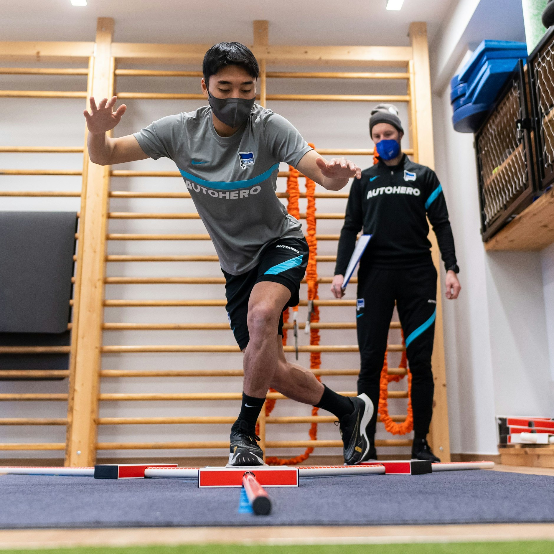 Neuzugang Dong-jun Lee beim obligatorischen Motorik-Check vor der Vertragsunterschrift.