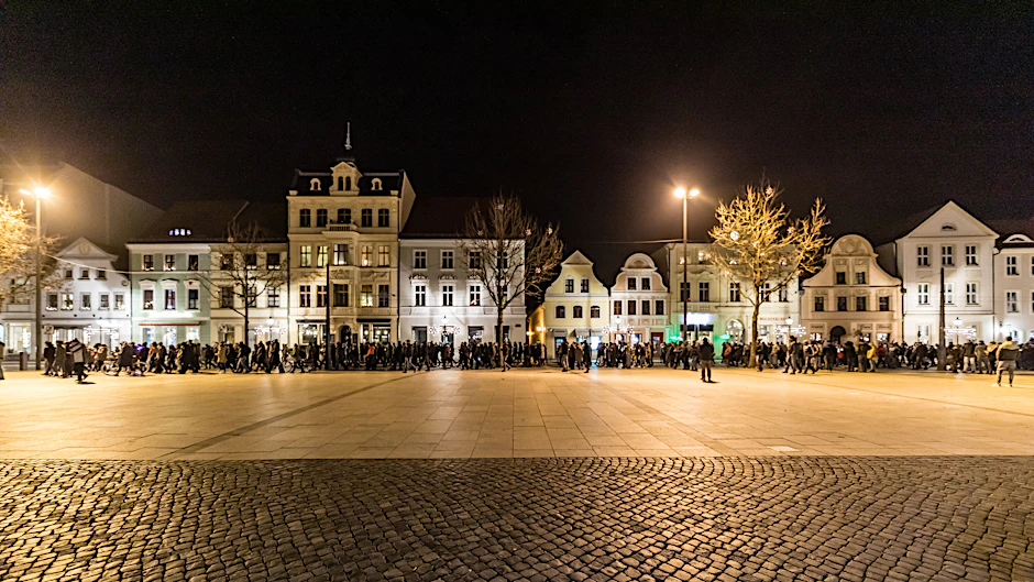 Demonstranten treffen sich zu einem nicht angemeldeten sogenannten Spaziergang in der Cottbuser Innenstadt, um gegen die Corona-Maßnahmen zu protestieren. (Archivbild)