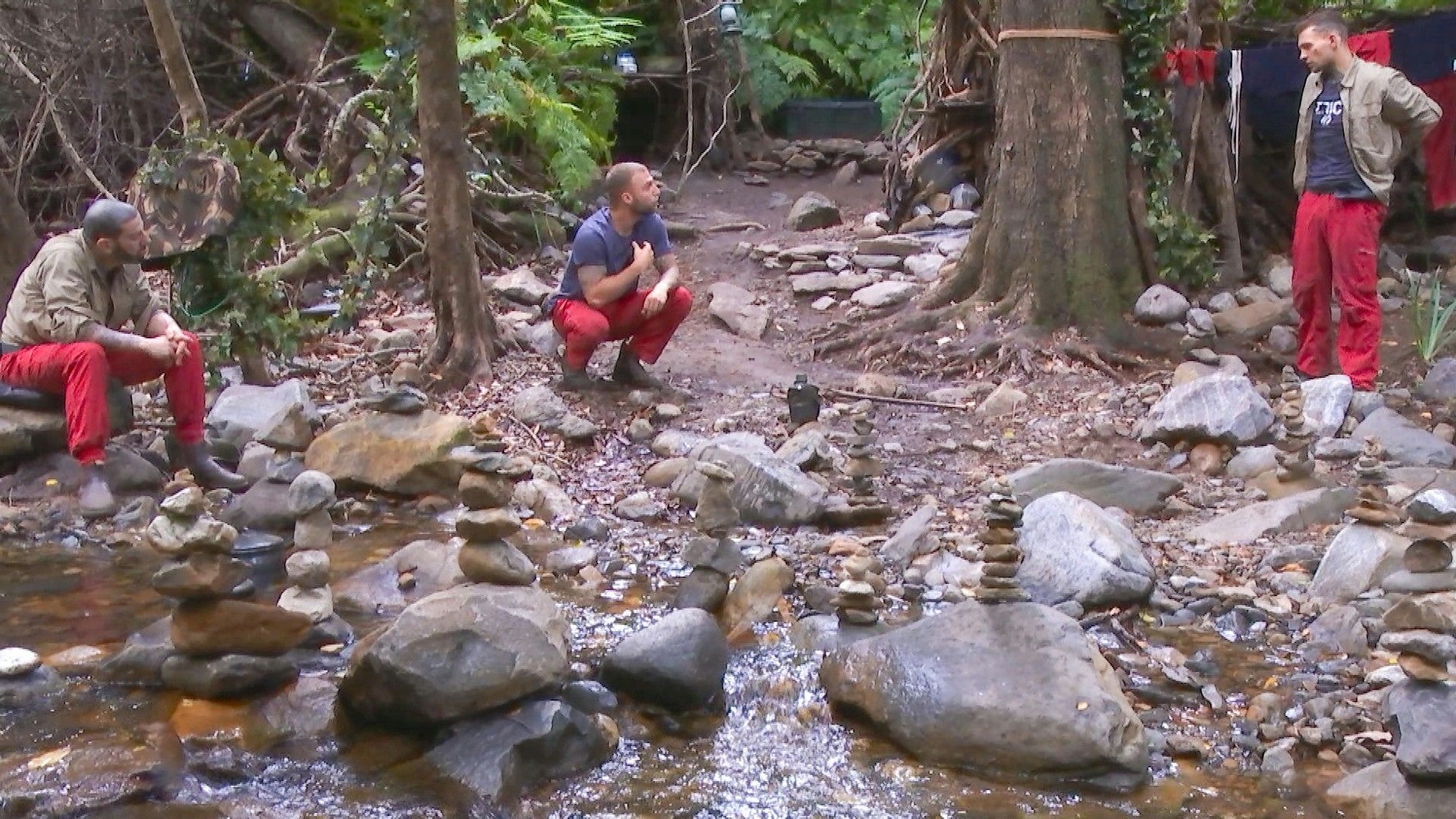 Konflikte im Dschungelcamp lösen? Nein, das ist nicht Eric Stehfests Ansinnen. Der ehemalige GZSZ-Star heizt sie lieber mit passiv-aggressiven Kommentaren an.