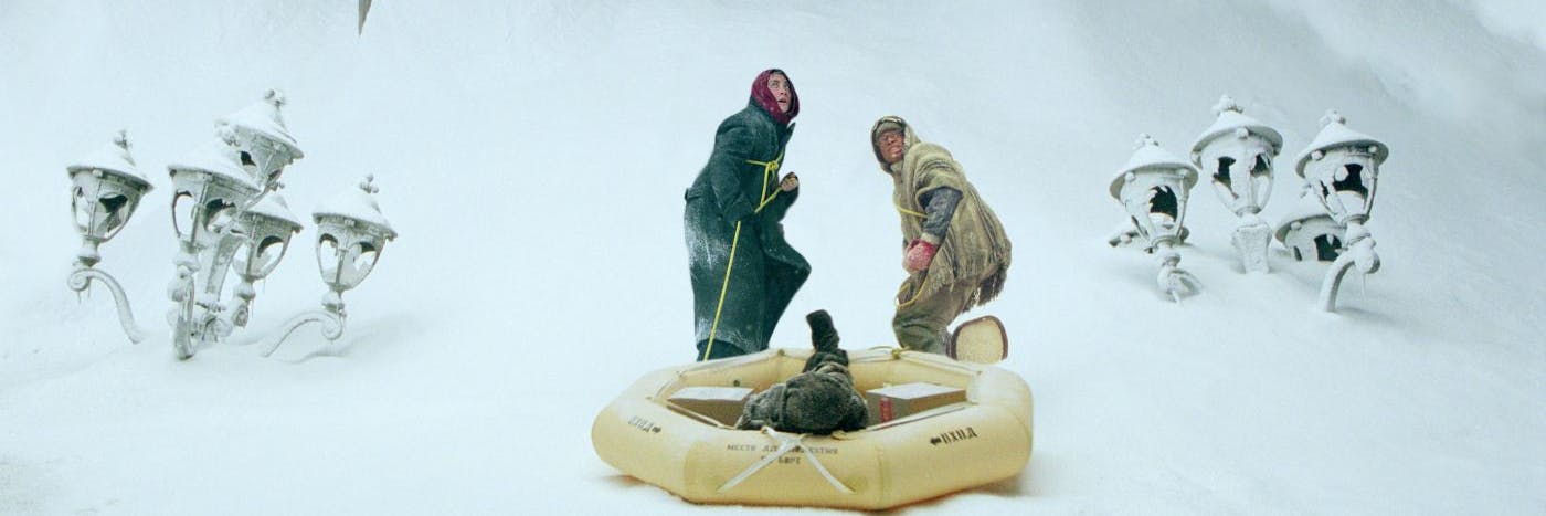 „The Day After Tomorrow 1“: New York versinkt unter Eis und Schnee. Sam Hall (Jake Gyllenhaal, li.) versucht, sich in die New York Public Library zu retten.