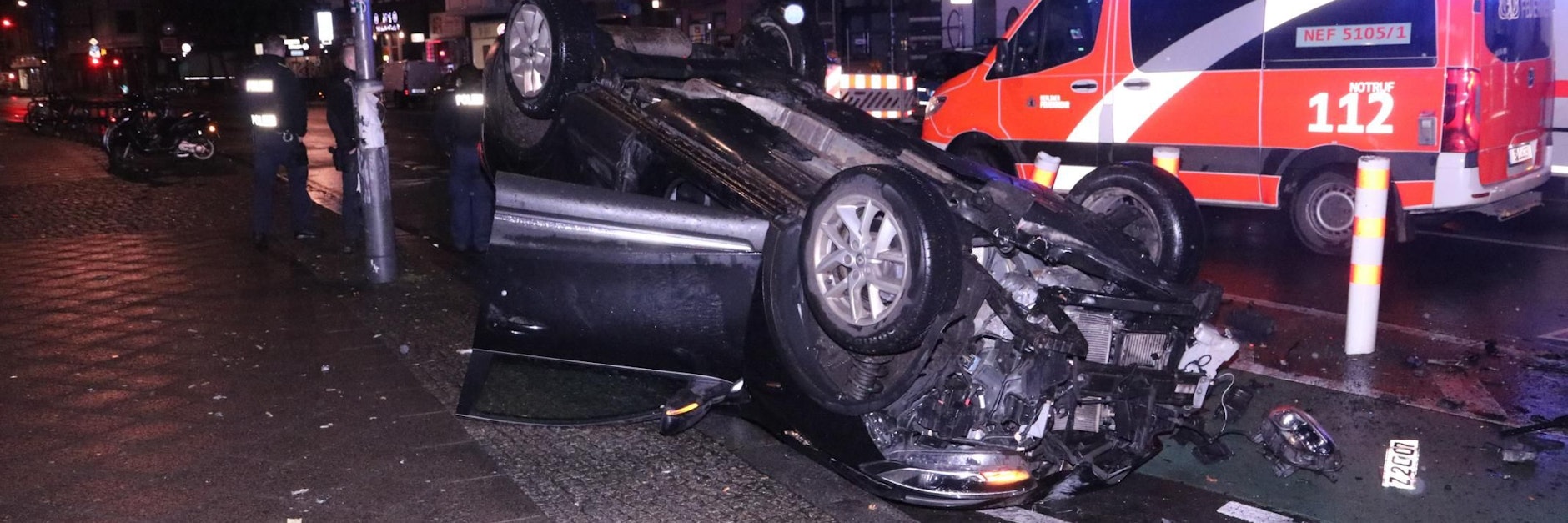Der vollständig zerstörte Renault Kadjar liegt in der Karl-Marx-Straße auf dem Dach.