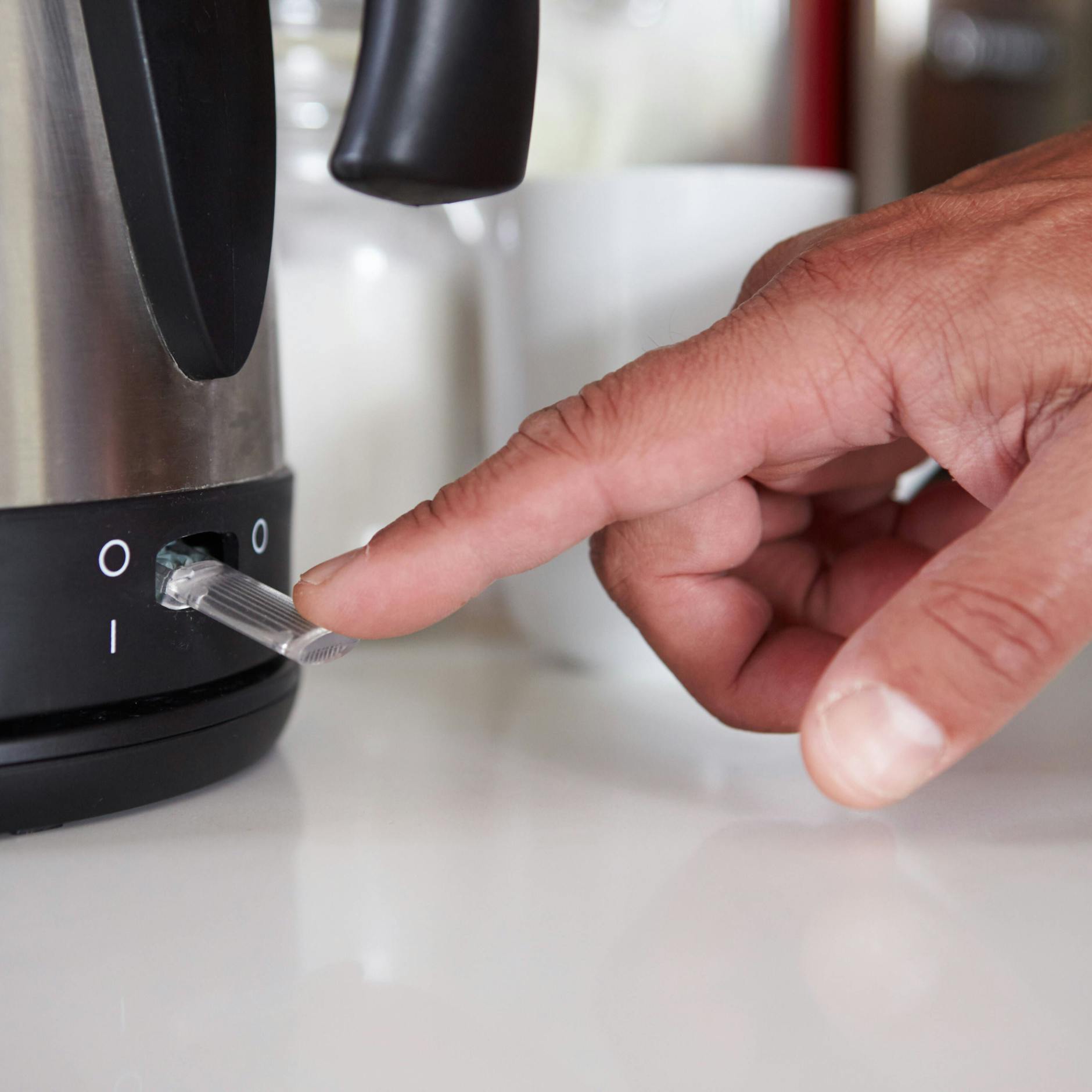 Bei der Reinigung eines Wasserkochers sollten Verbraucher die Sicherheit beachten.