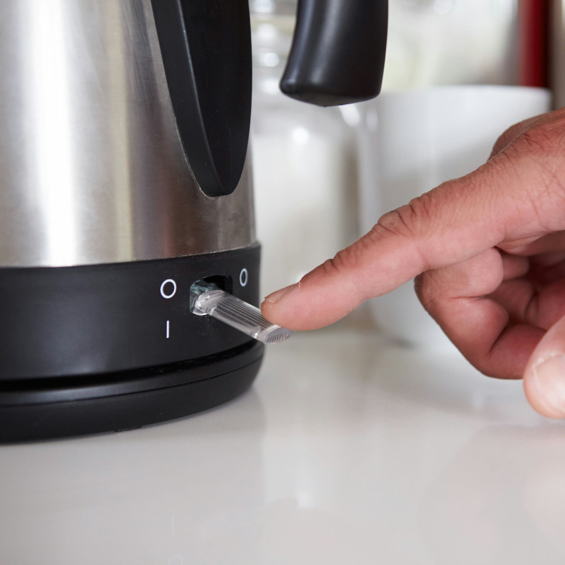 Bei der Reinigung eines Wasserkochers sollten Verbraucher die Sicherheit beachten.