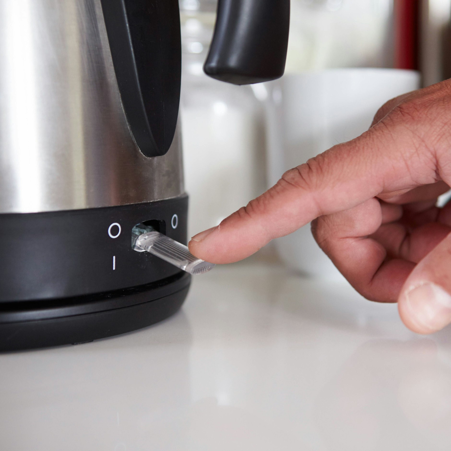 Bei der Reinigung eines Wasserkochers sollten Verbraucher die Sicherheit beachten.