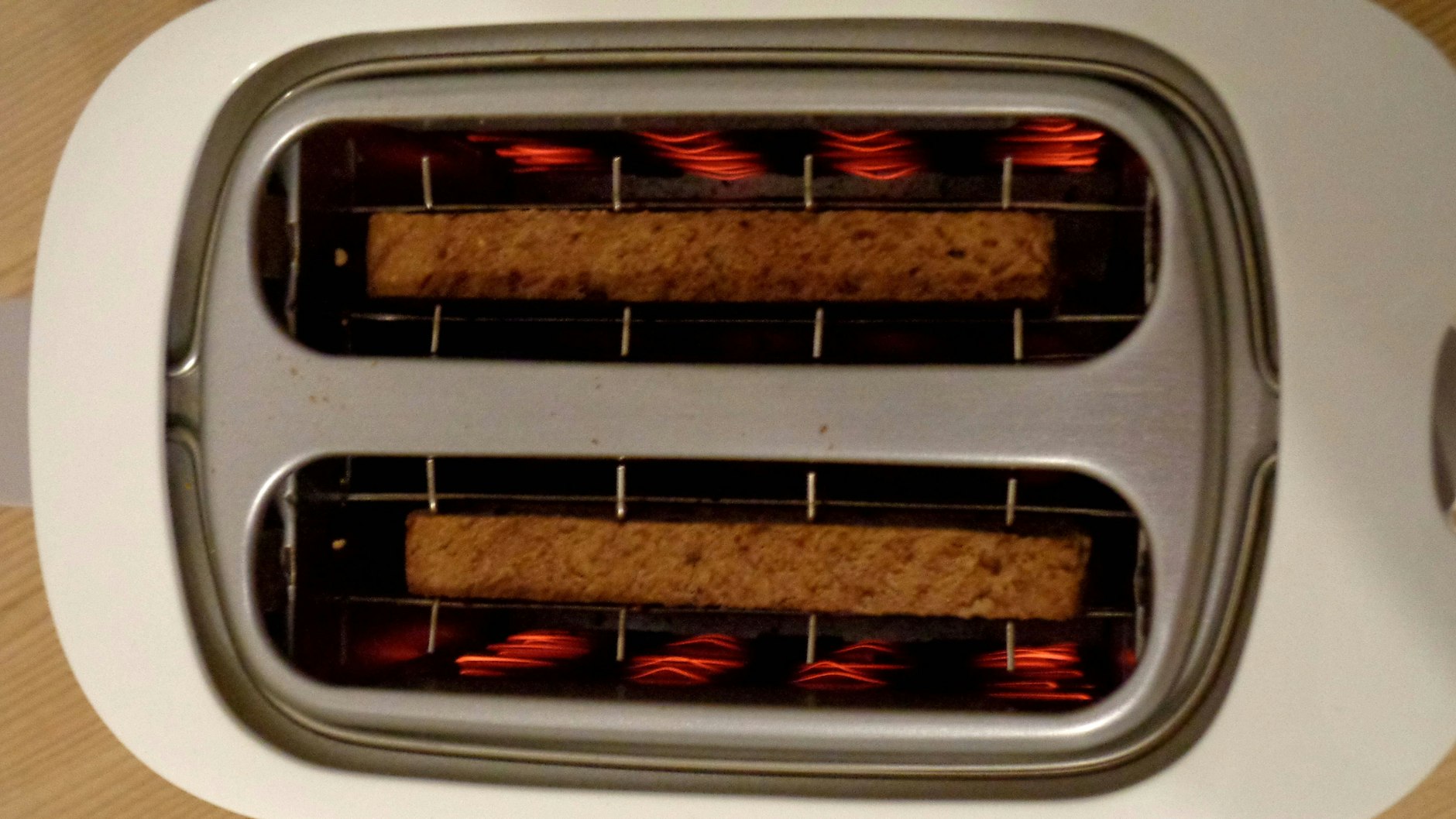 Das Innere des Toasters ist schwierig zu reinigen, denn man kommt schlecht heran.