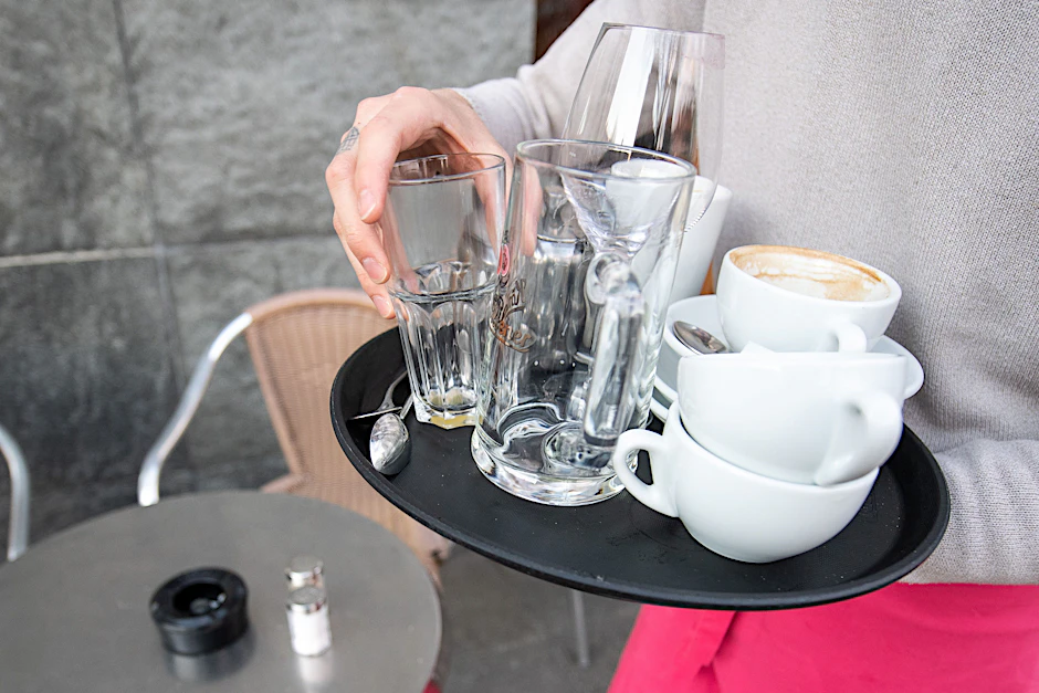 Viele Minijobberinnen und Minijobber arbeiten in der Gastronomie. Arbeitsminister Heil hat angekündigt, dass die Verdienstgrenze für Minijobs zum 1. Oktober angehoben werden soll. (Symbolbild)