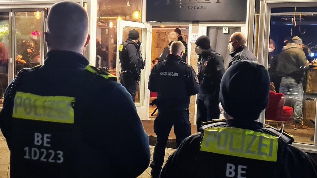 Großeinsatz der Polizei: Corona-positive Person bediente Gäste in Lokal in Neukölln