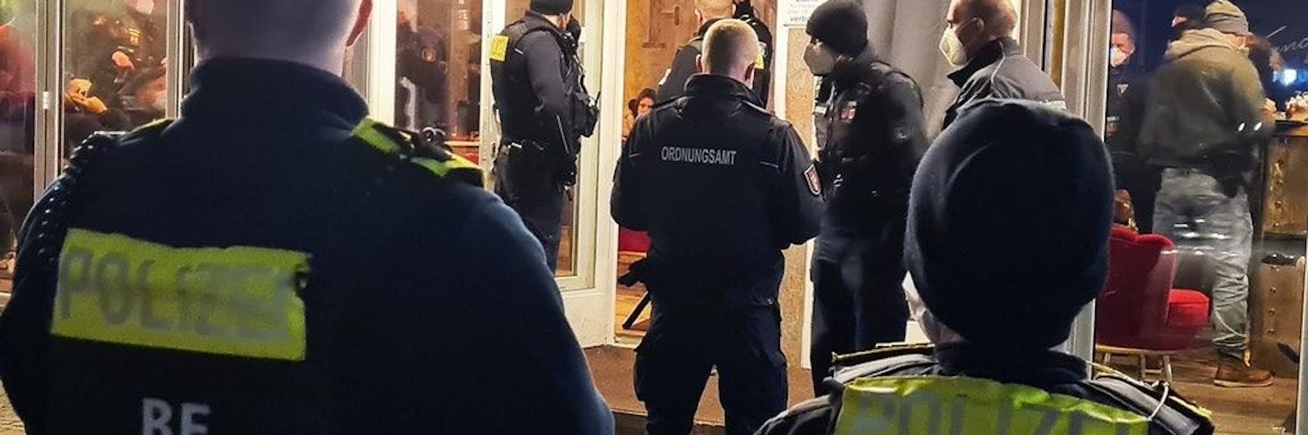 Einsatzkräfte kontrollierten Cafés, Wettspielbüros und Shishabars in Berlin-Neukölln.