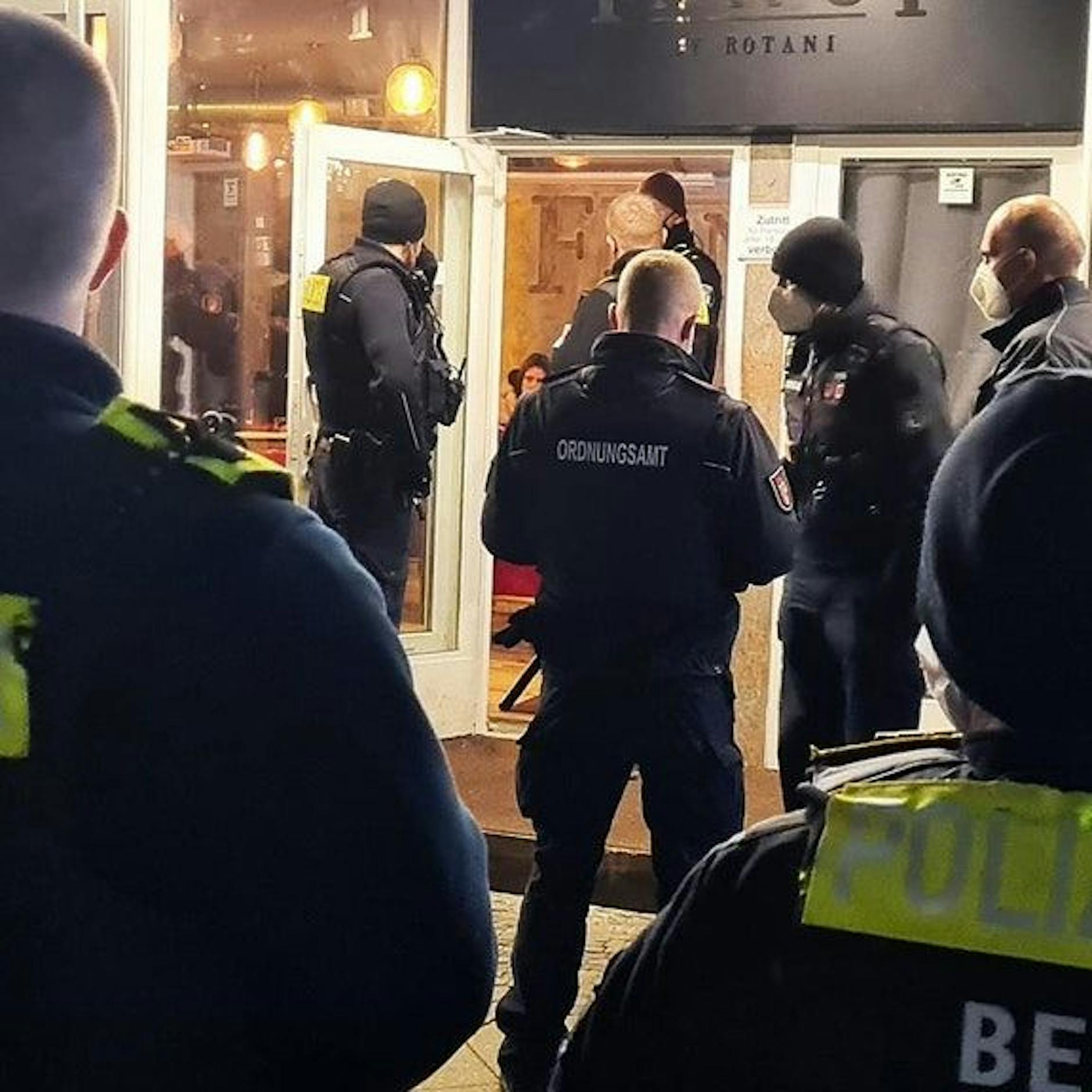 Großeinsatz der Polizei: Corona-positive Person bediente Gäste in Lokal in Neukölln