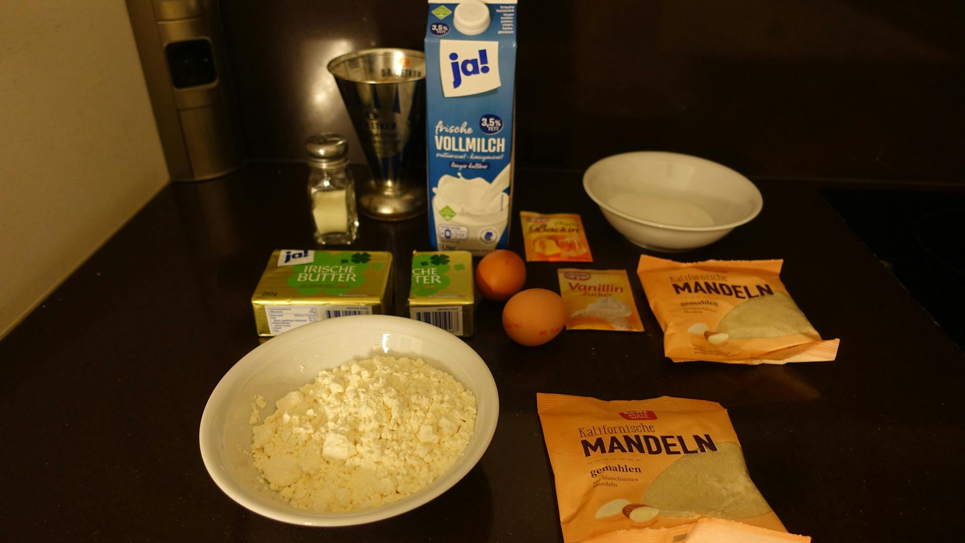 Der Bienenstich ist einfach zu backen: Das sind alle Zutaten, die es braucht.