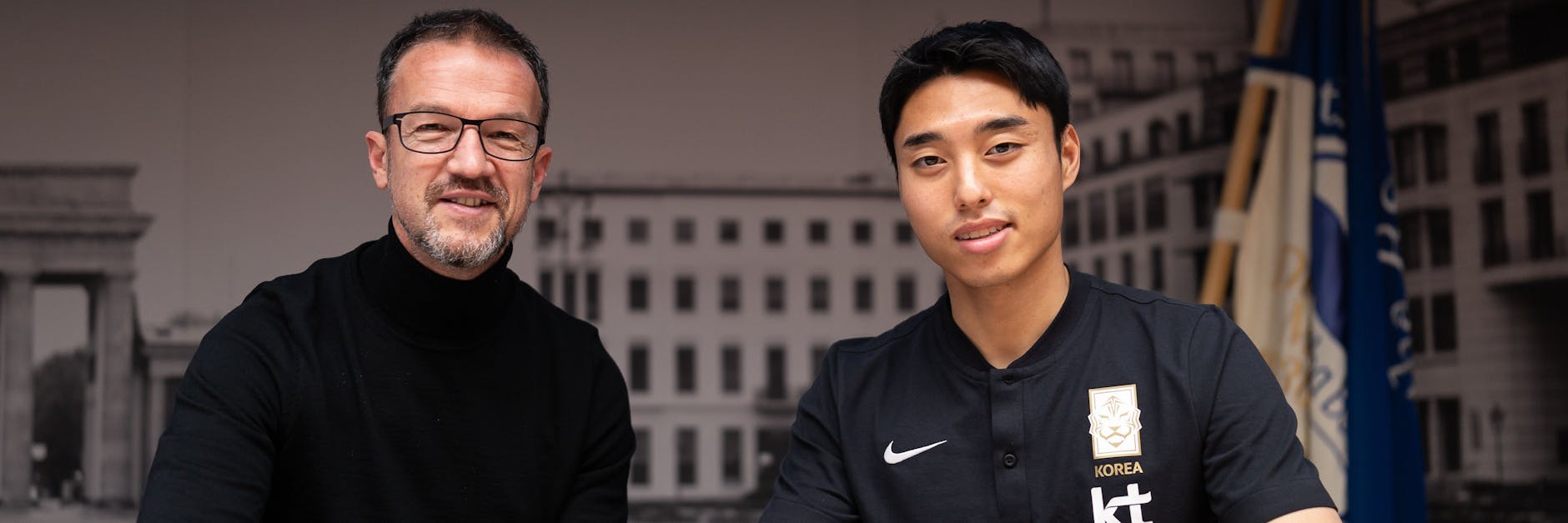 Herthas Neuzugang Dong-jun Lee bei der Vertragsunterschrift mit Manager Fredi Bobic.
