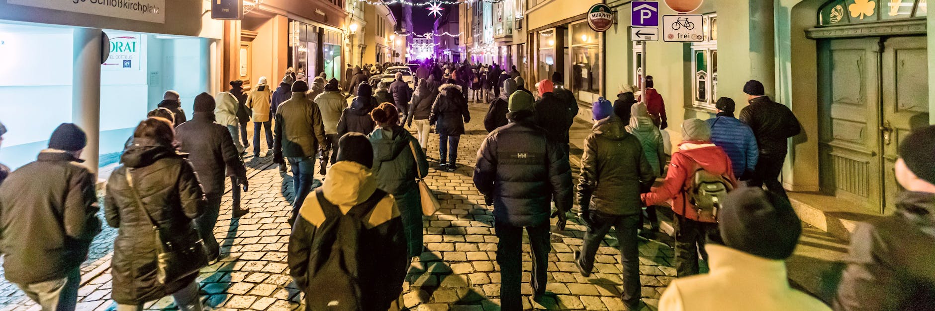 Demonstranten treffen sich zu einem nicht angemeldeten sogenannten „Spaziergang“ in der Cottbuser Innenstadt.