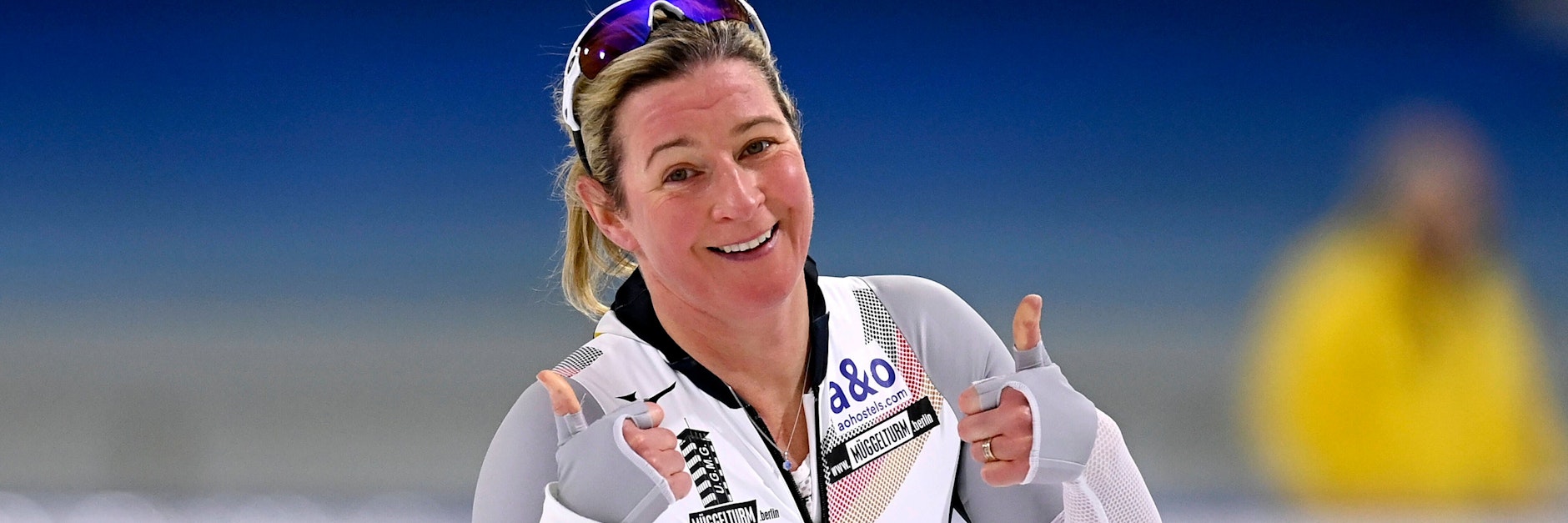 Beide Daumen hoch! Kein Zweifel, Claudia Pechstein freut sich riesig auf Peking und ihre achten Winterspiele.