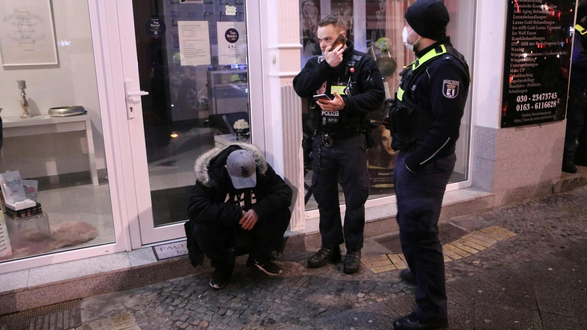 Der Fahrer des Autos mit zwei Polizisten.