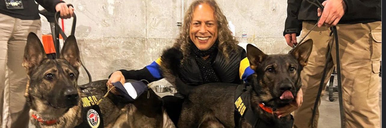 Metallica-Gitarrist Kirk Hammett posiert mit zwei der Corona-Hunde.
