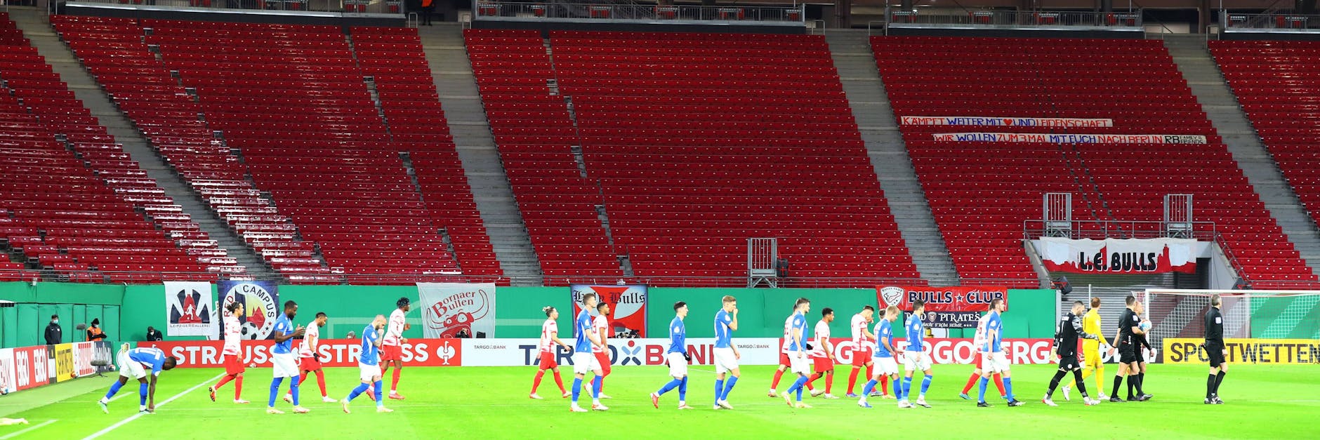 Auflaufen vor dem Spiel! Eigentlich werden die Teams von den Fans angefeuert, doch jetzt sind die Zuschauerränge leer.
