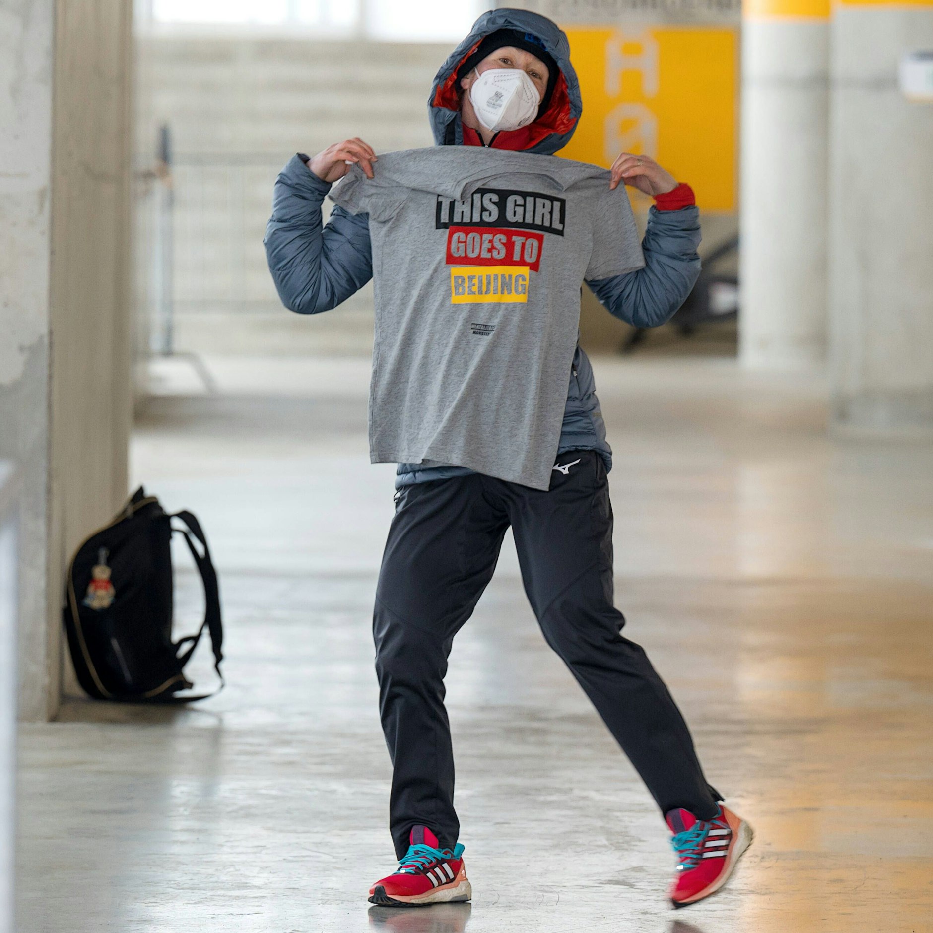 Claudia Pechstein trägt stolz ihr T-Shirt zur Olympiateilnahme.