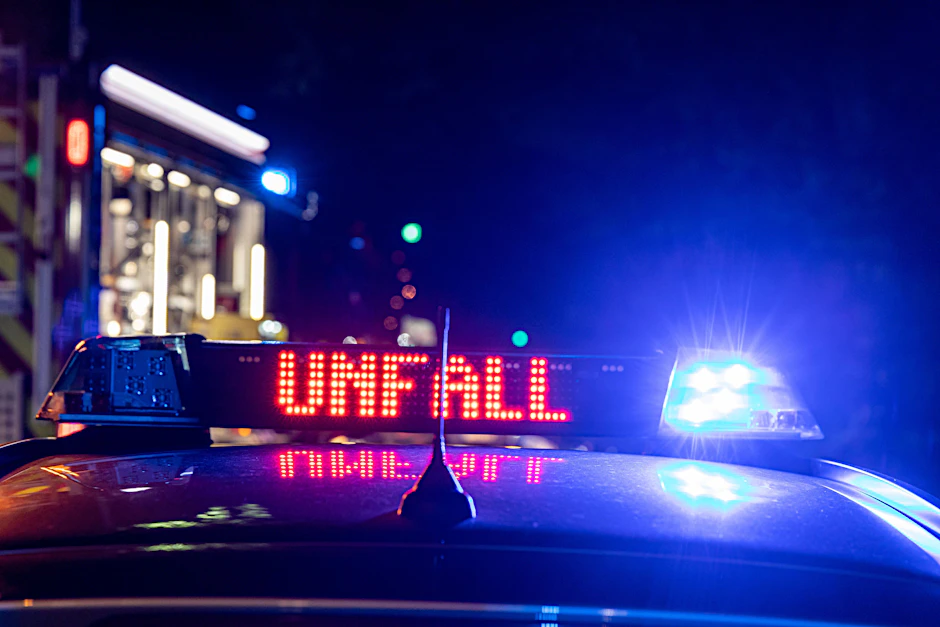 Die Polizei an einem Unfallort. (Symbolbild)