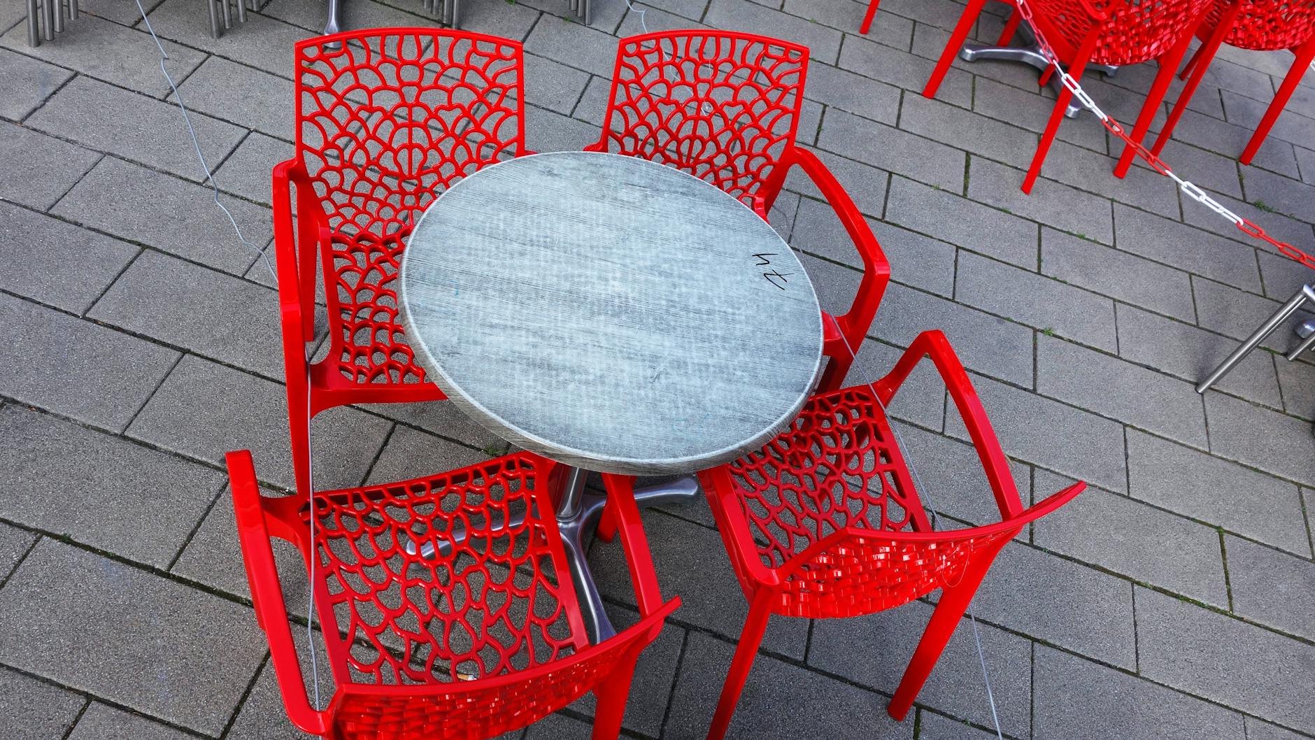 Sinnbild für den Corona-Lockdown: Plastikstühle, auf denen niemand sitzt, vor einem Café in Berlin-Mitte.