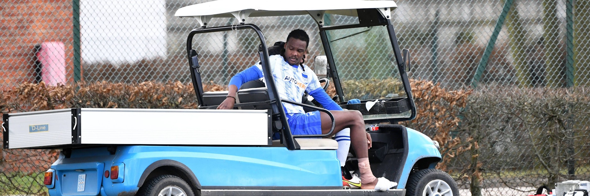 Dedryck Boyata wurde beim Testspiel gegen Posen mit einem E-Minitransporter verletzt zur Kabine gefahren.