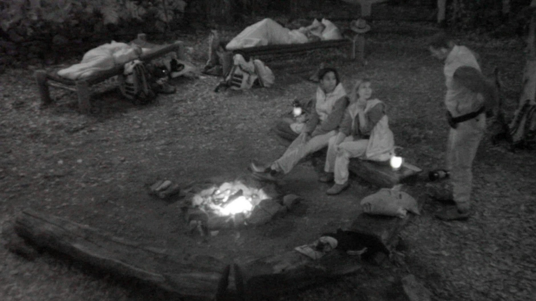 Eric Stehfest stellt im Dschungelcamp Linda Nobat und Tina Ruhland ein Ultimatum: Entweder sie machen sich bei den Mitcampern unbeliebt, oder er wird die Regeln brechen.