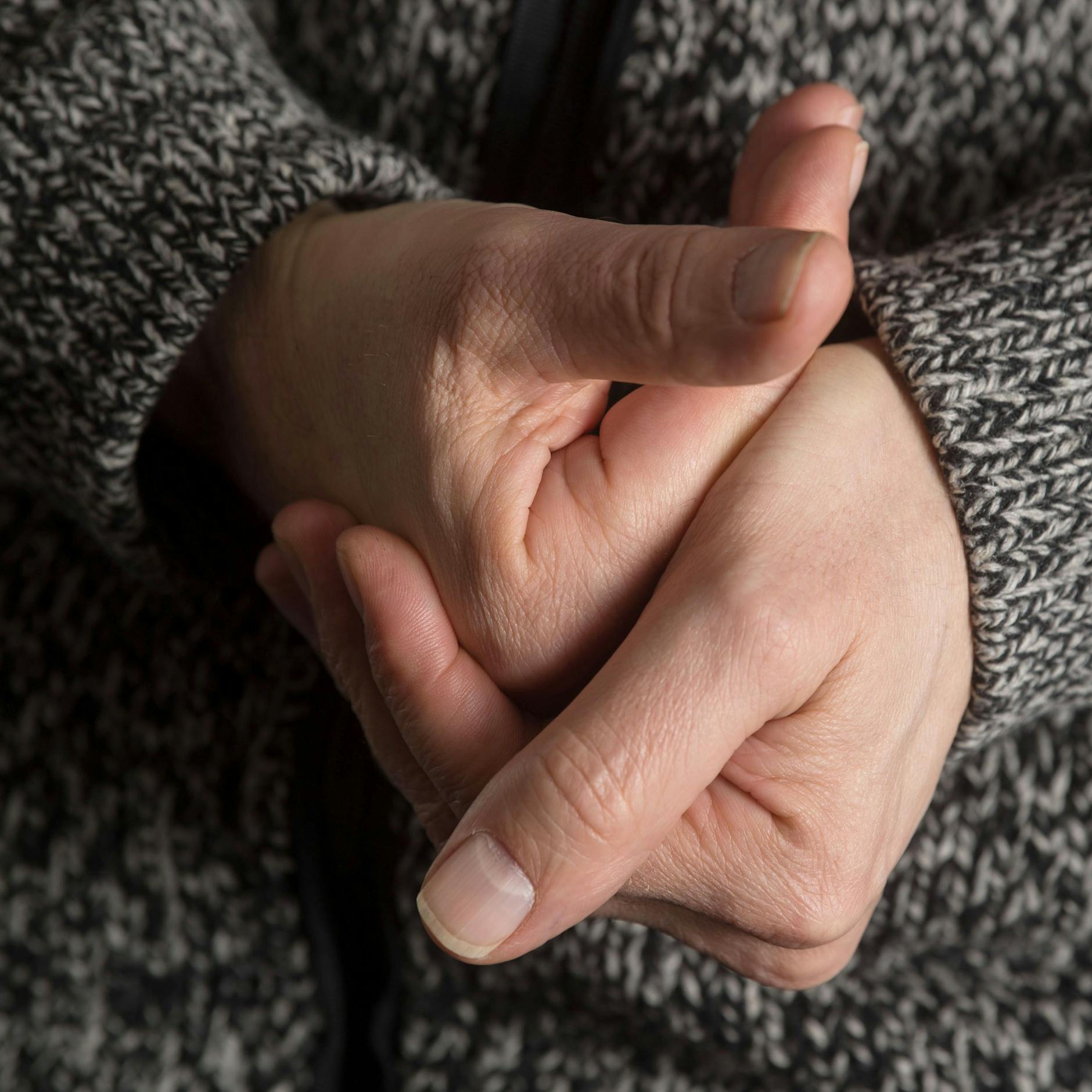 Entweichende Luft aus Blasen erzeugt Geräusch beim Fingerknacken.