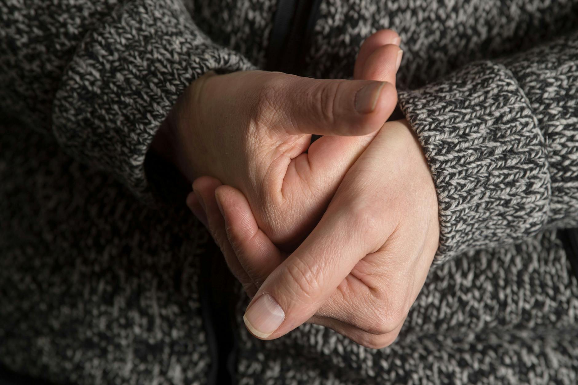 Entweichende Luft aus Blasen erzeugt Geräusch beim Fingerknacken.