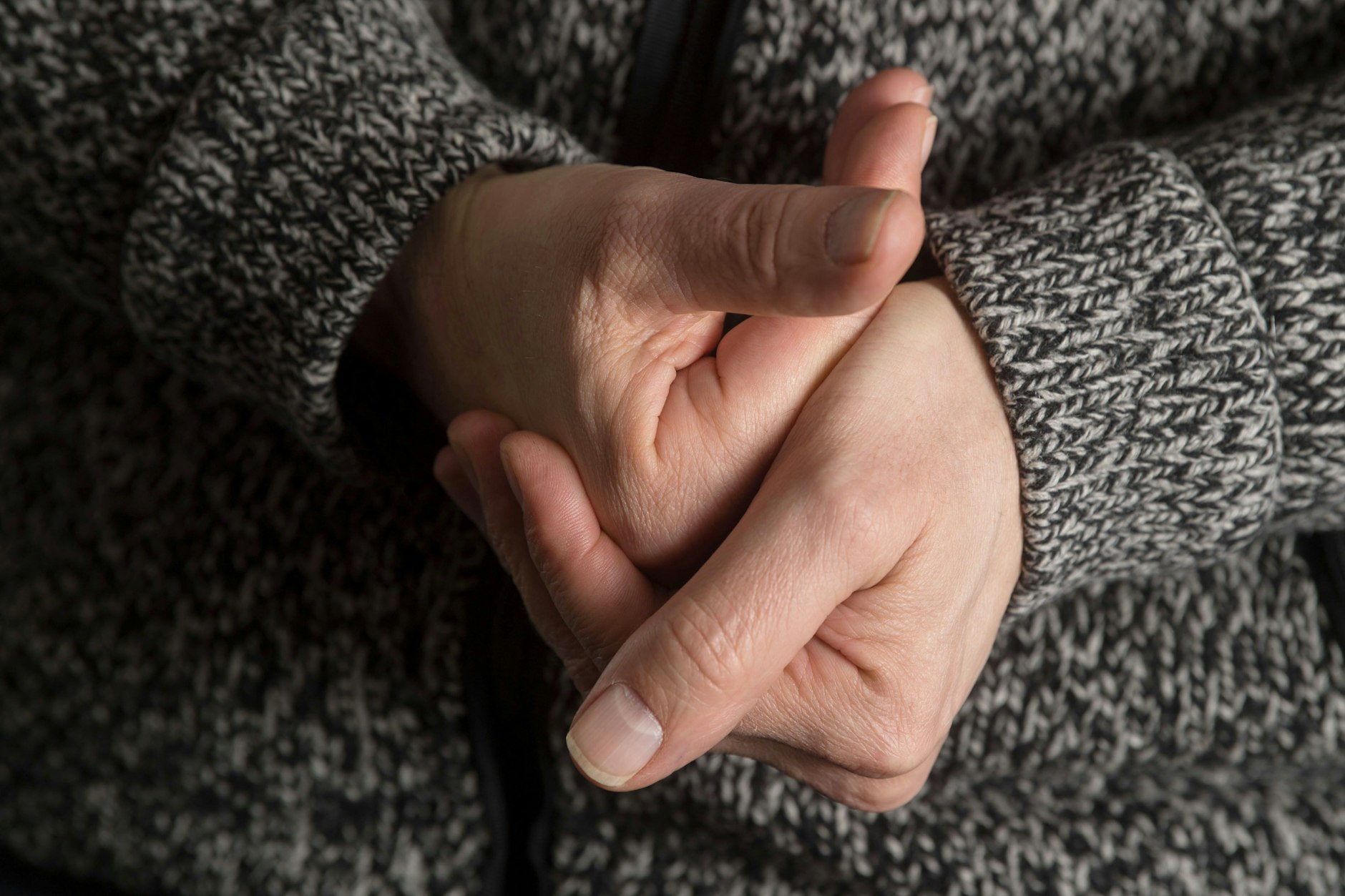 Entweichende Luft aus Blasen erzeugt Geräusch beim Fingerknacken.