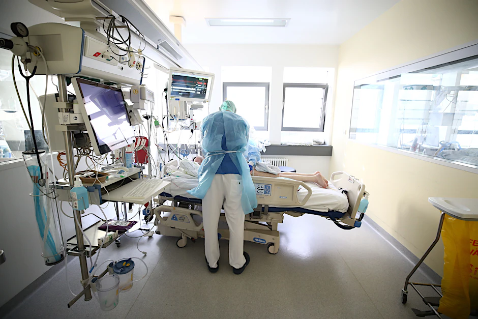 Arzt und Pfleger untersuchen einen Patienten auf der Intensivstation. (Symbolbild)