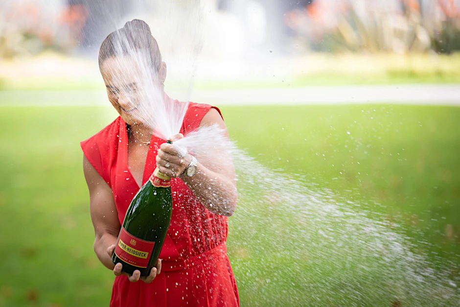 Kurzes rotes Sommerdress und spritzender Champagner: Ashleigh Barty feierte ihren Sieg bei den Australian Open.