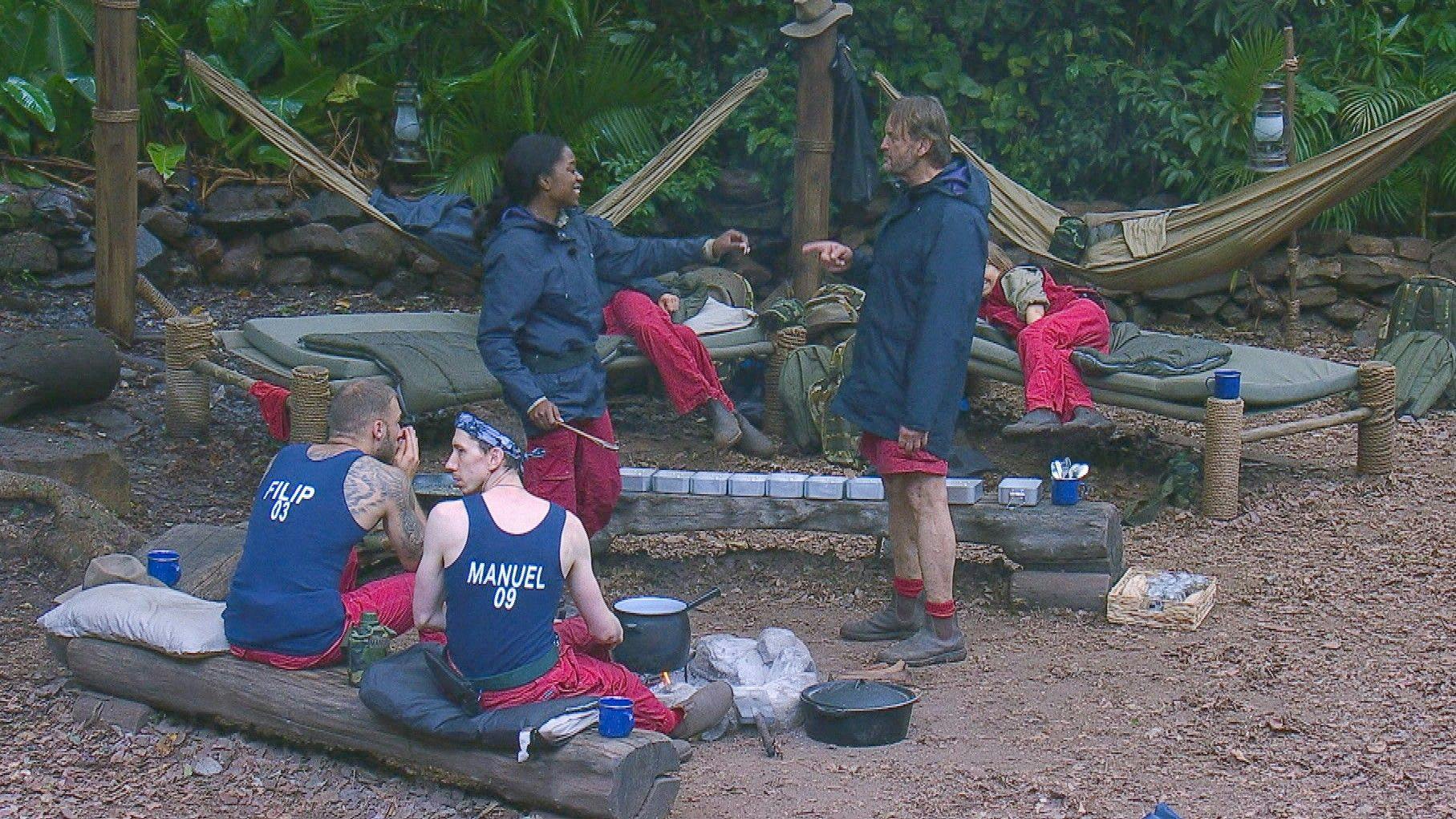 Eigentlich verstanden sich Linda Nobat und Peter Althof im Dschungelcamp immer ganz gut. Doch eine falsche Bemerkung sorgte für Stress.