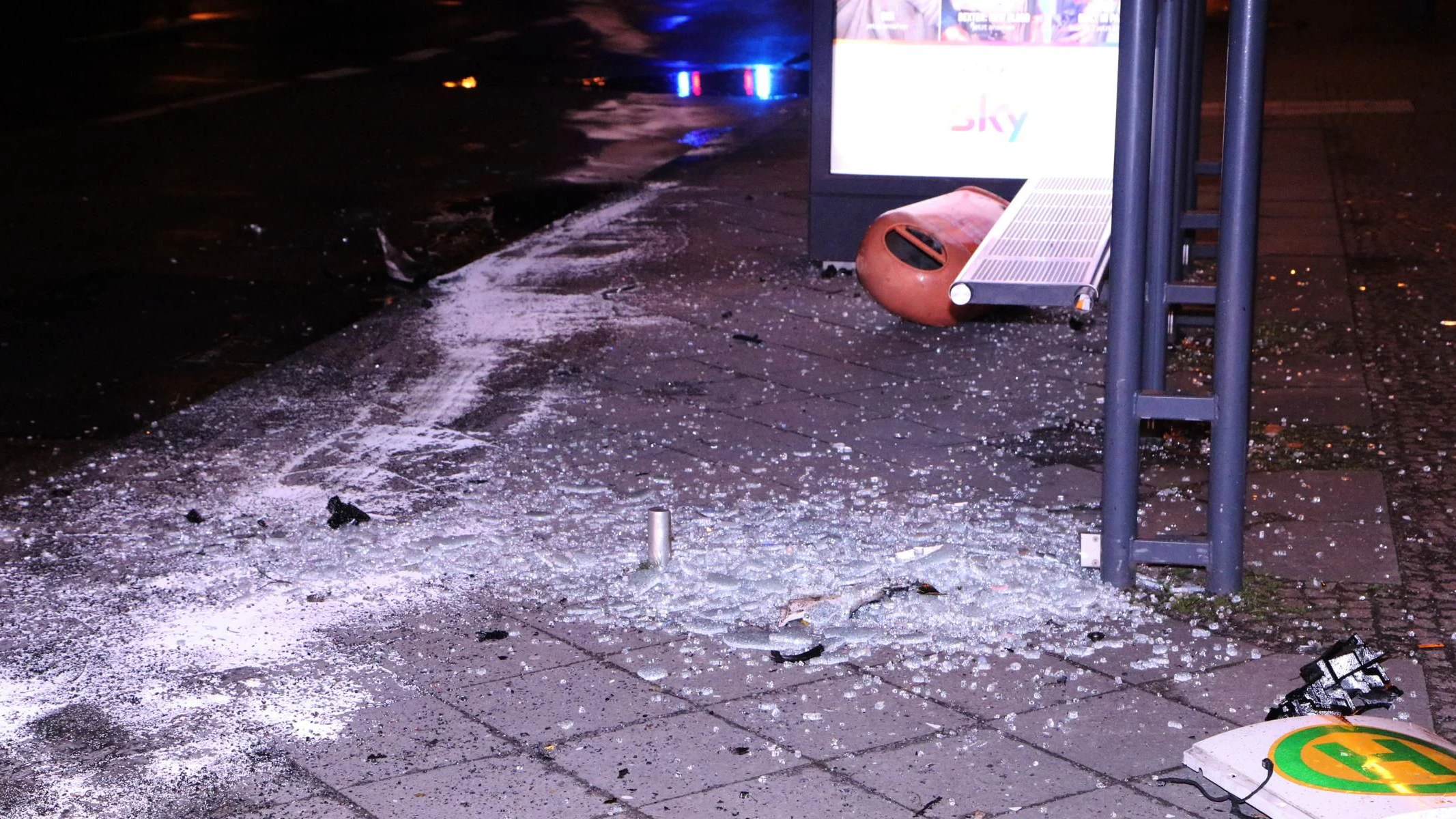 Die nach einem Unfall völlig demolierte Haltestelle in Berlin-Tiergarten.