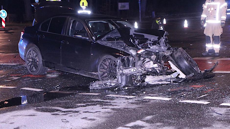 An dem schwarzen BMW entstand ein Totalschaden.
