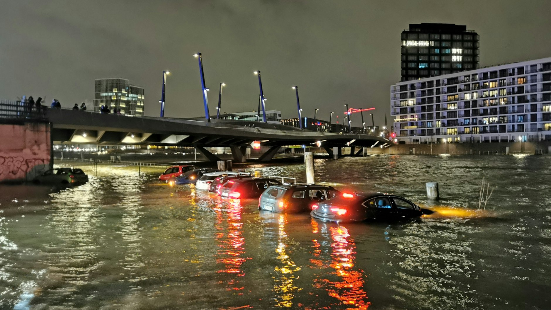 In Hamburg stehen nach der Sturmflut zahlreiche Autos unter Wasser.