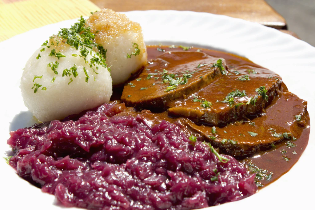 Leckerer Küchenklassiker: So gelingt Ihnen der zarteste Sauerbraten der Welt