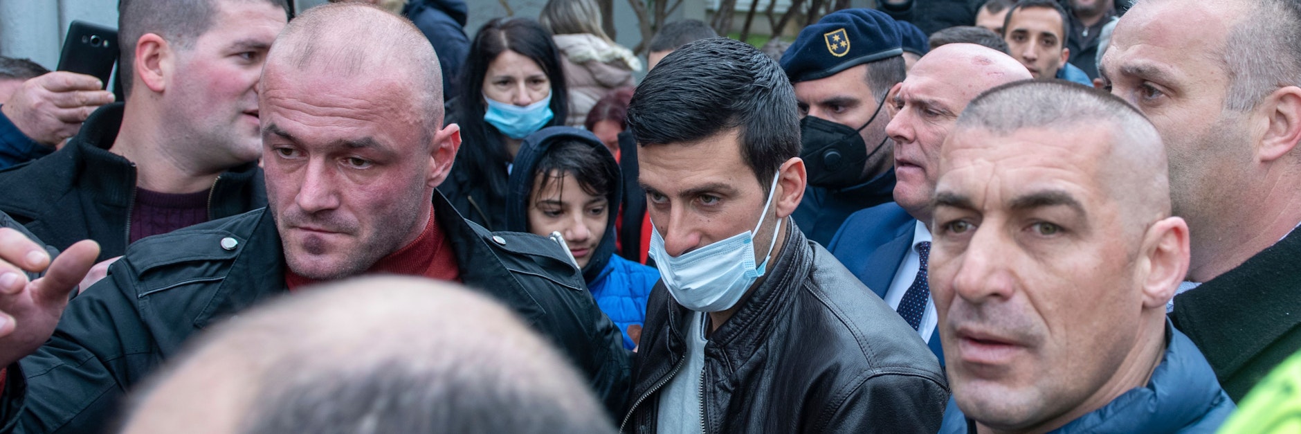 Novak Djokovic (M.), hier vor zwei Tagen in Montenegro, droht wegen seiner versuchten Australien-Einreise neuer Ärger.