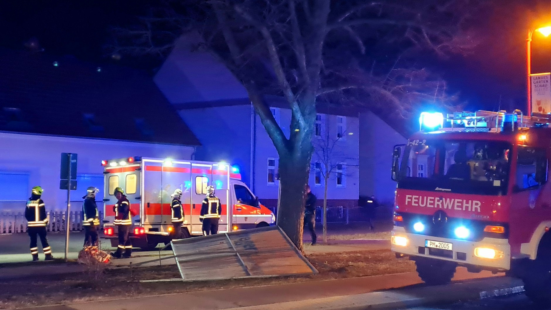 Die Feuerwehr am Einsatzort in Beelitz: Hier war ein Fußgänger  von einem umstürzenden Wahlplakat schwer verletzt worden und wenig später gestorben. 