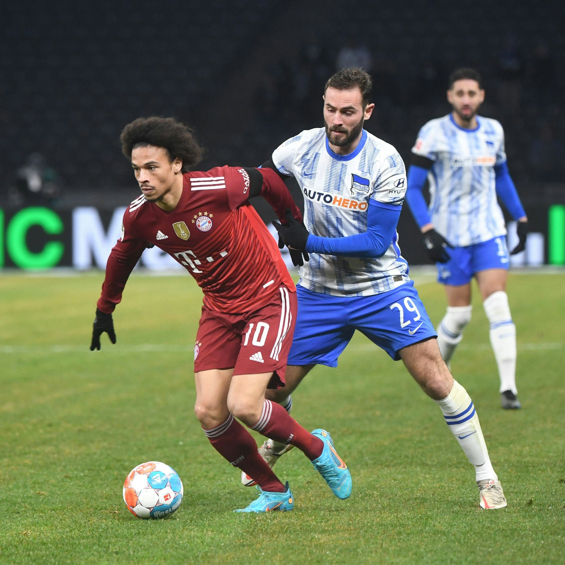 Lucas Tousart (r.) gegen Leroy Sane. War das 1:4 gegen Bayern sein letztes Bundesliga-Spiel für Hertha?