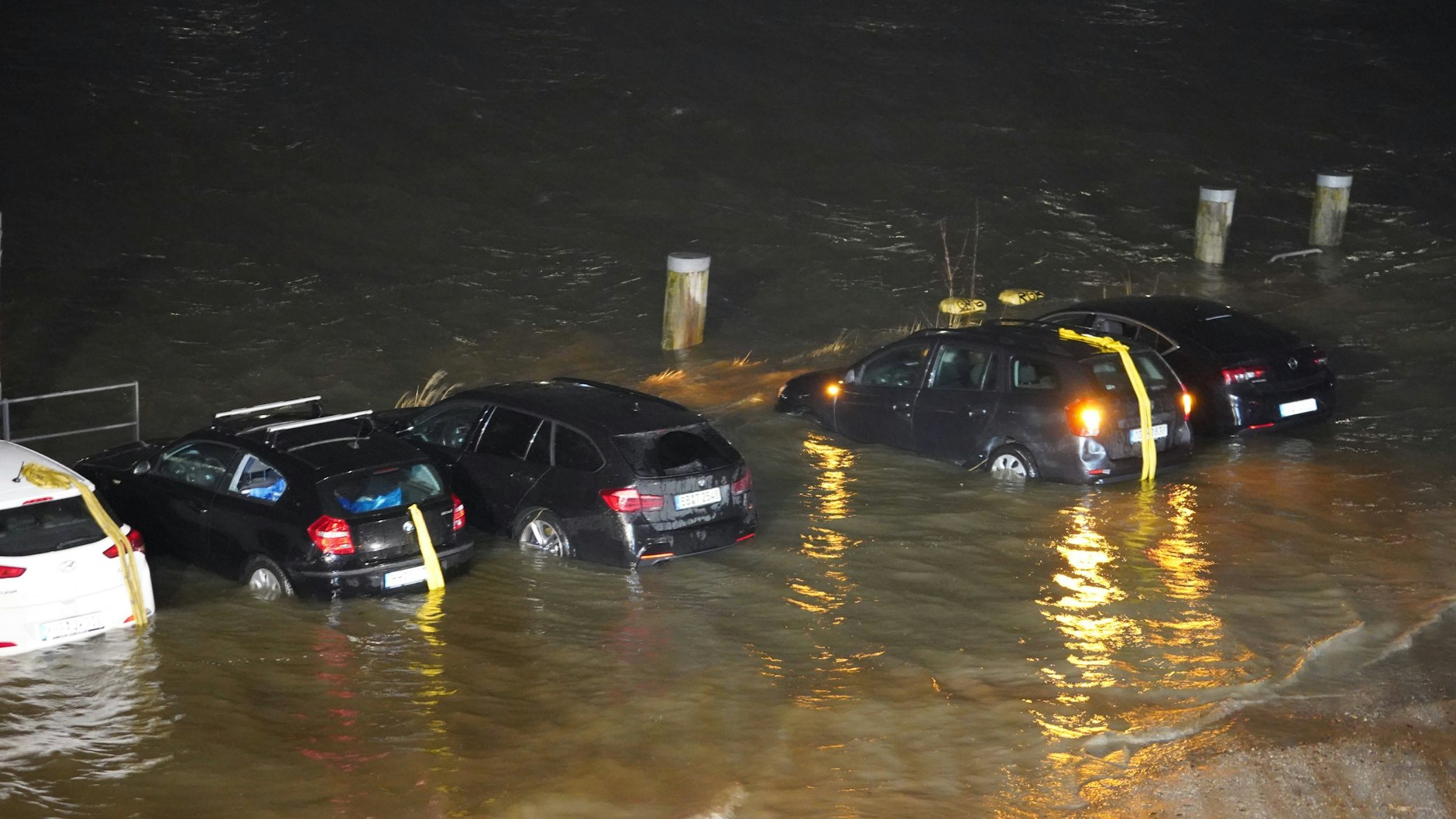 Eine Reihe Autofahrer in Hamburg hatte die Sturmwarnung nicht ernst genommen: Die Elbe trat über die Ufer, überflutete den Fischmarkt.